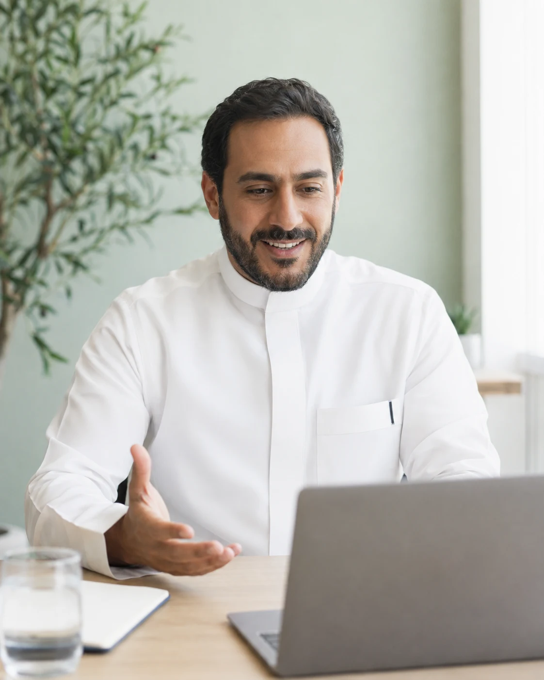 صورة تعبيرية لمستشار خلال مكالمة مرئية